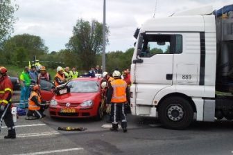 ongeval, lesauto, vrachtwagen, foto: Voorbijganger