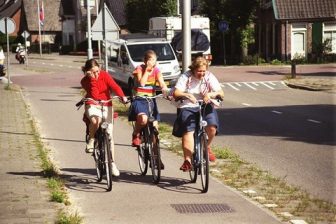 jongeren, fietsen, straat, verkeer