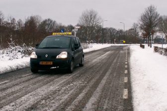 sneeuw, lesauto, winterbanden, rijschool, rijles