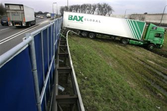 vrachtauto, ongeluk, geleiderails, snelweg