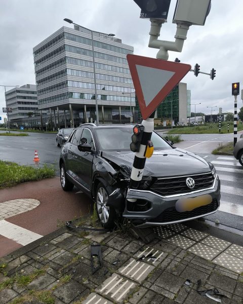 Instructeur verwijdert snel dakbord van lesauto na botsing door leerling